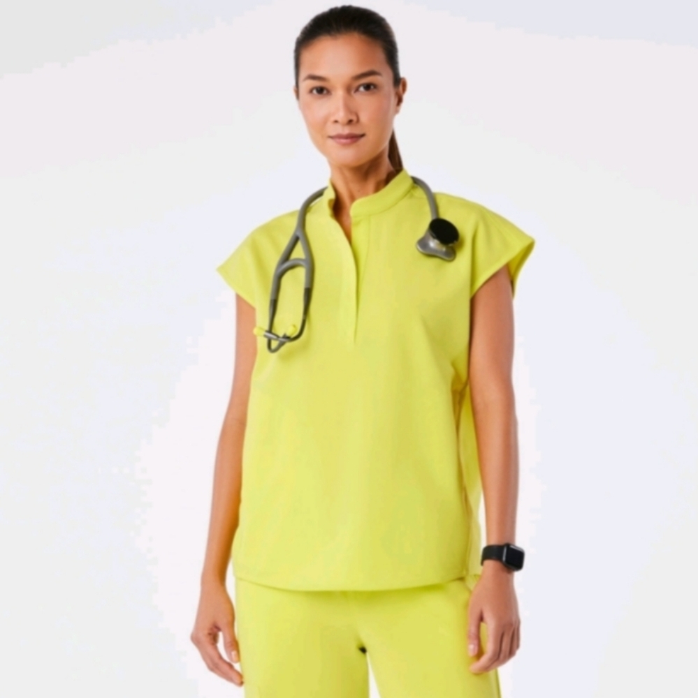 Figs Size XL Women's Rafaela ThreePocket Scrub Top - Serving Lime